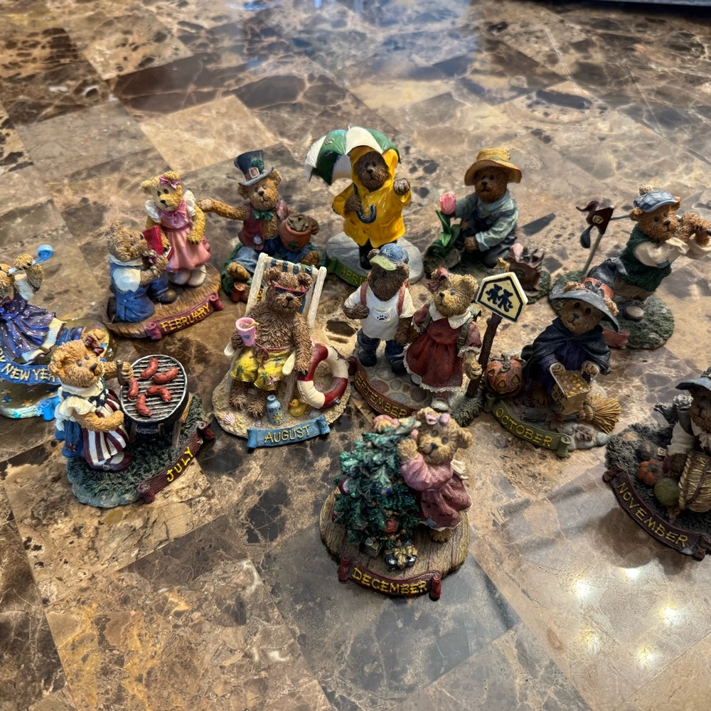 Boyds Bears April Figurine in Yellow and Green